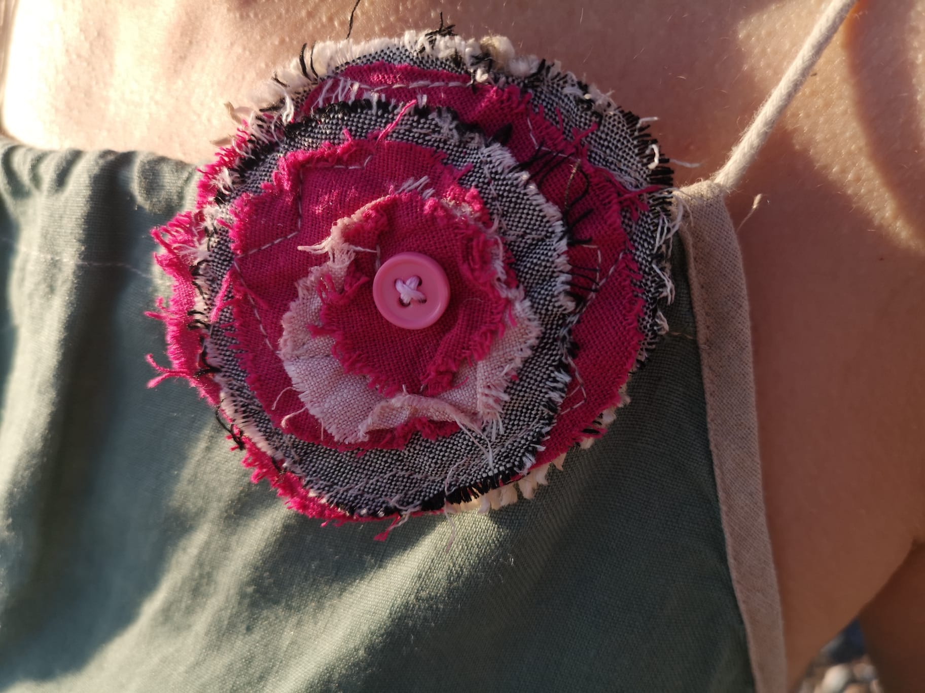 Broche fleur en lin — Front